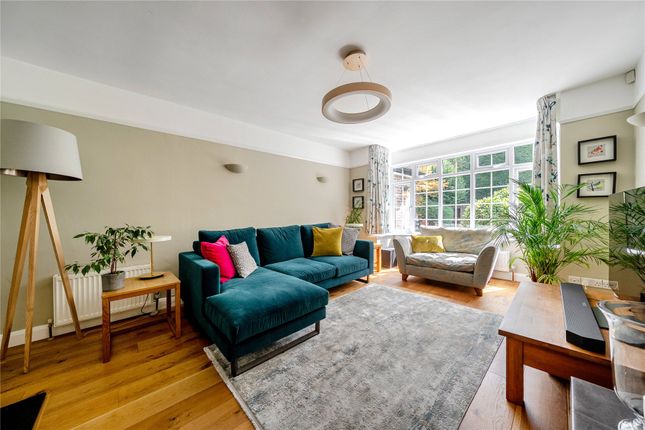 21, Wheatsheaf Close, Surrey photo 4