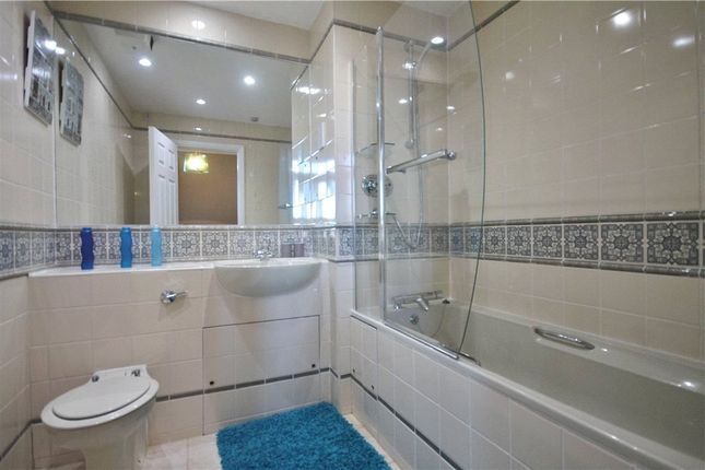 Flat to rent in Devonhurst Place, Heathfield Terrace, London