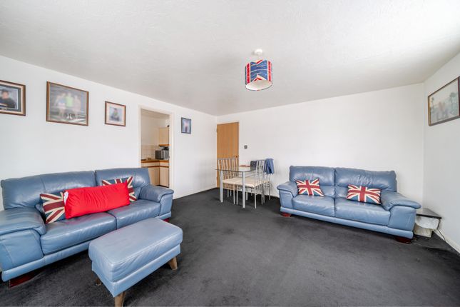 8, Gade Close, Hayes photo 4