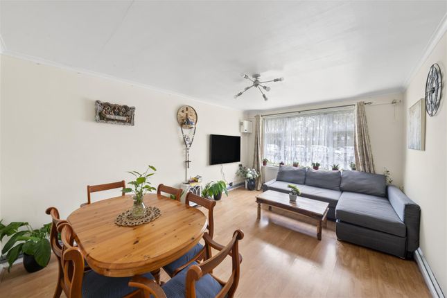 7, Stickleton Close, Greenford photo 4