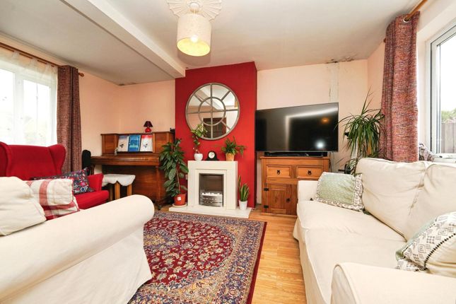 22, Fountain Crescent, Gloucestershire photo 2