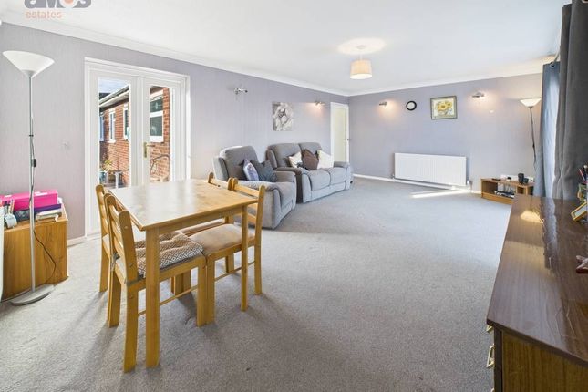 87, Princess Gardens, Rochford photo 3