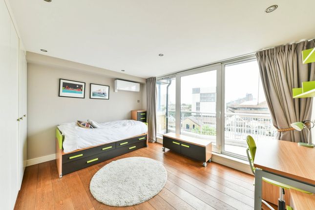 Flat to rent in Parkgate Road, Battersea