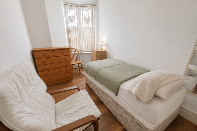 Room 2, 15 Portland Road, Luton photo 2