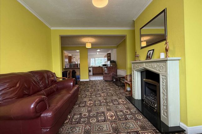 33, East Road, Bedfont photo 2