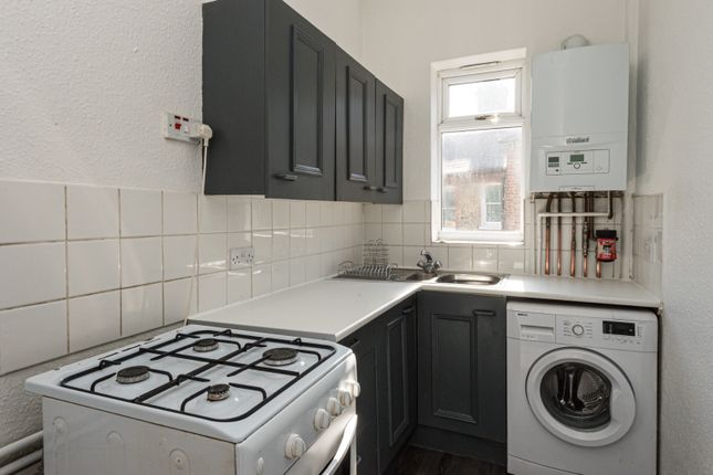 Flat to rent in Weir Road, Balham