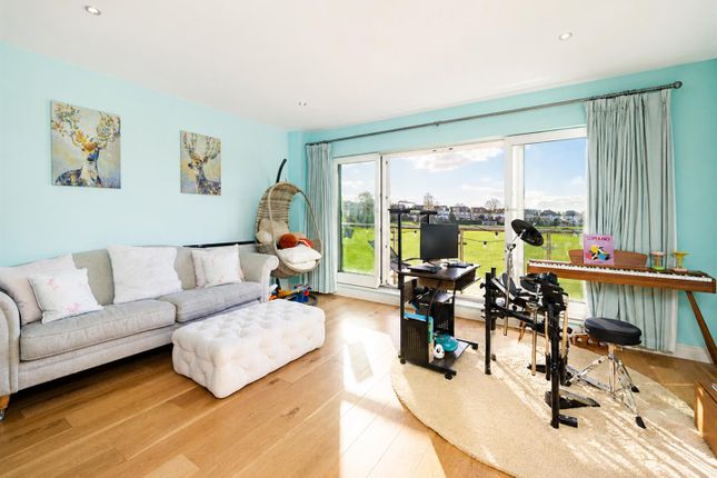 43, Greenview Drive, London photo 2