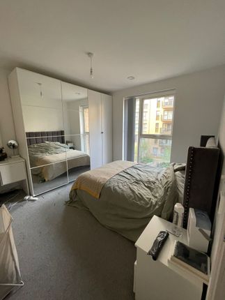 Room to rent in Moorhen Drive, London