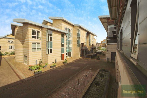 Flat to rent in Marina Place, Kingston Upon Thames