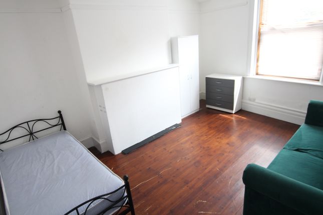 Room 1, 4, Launder Terrace, Grantham photo 4