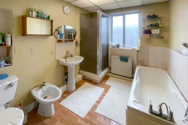 8, Churchbury Close, Enfield photo 3