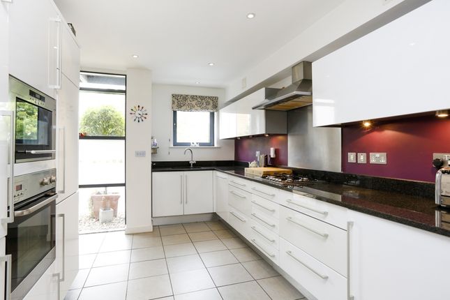 17, Whitelands Crescent, Southfields photo 3