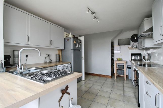 32 Vasterne Close, Swindon photo 4