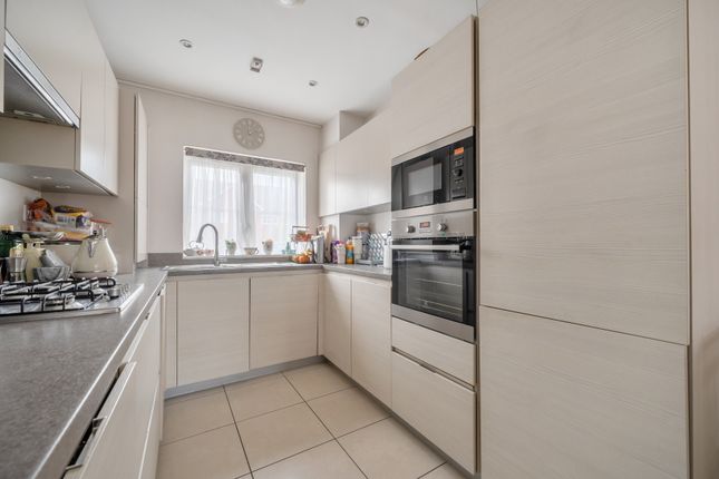 8, Kerswell Close, Slough photo 4