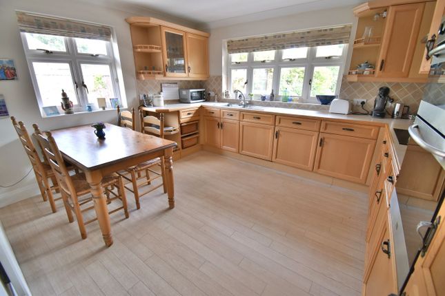 19, Fernlea Gardens, Ferndown photo 4