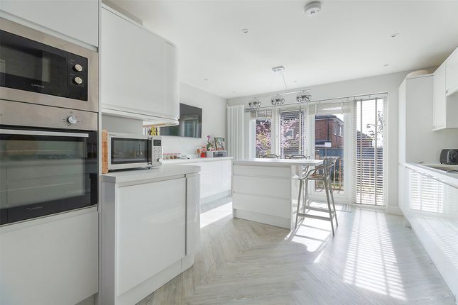 2, Hallsland Way, Surrey photo 4