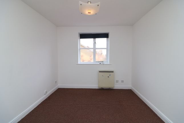6, Donald Woods Gardens, Tolworth photo 5