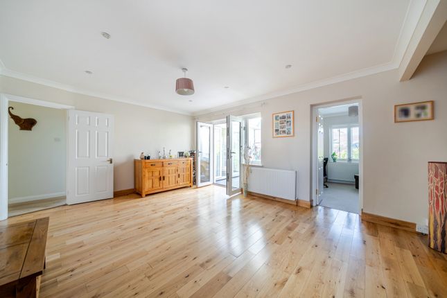4, Lois Drive, Shepperton photo 4