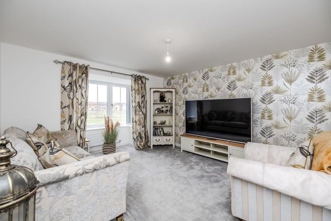 41, Hall Chase, Newcastle Upon Tyne photo 4
