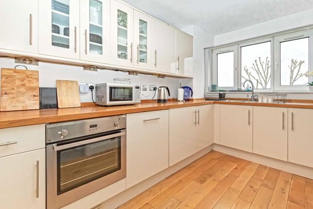 32 Cherwell Court, Broom Park, Teddington photo 3