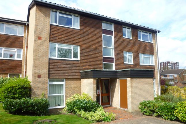 Thumbnail Flat to rent in Bardsley Close, Croydon, Surrey