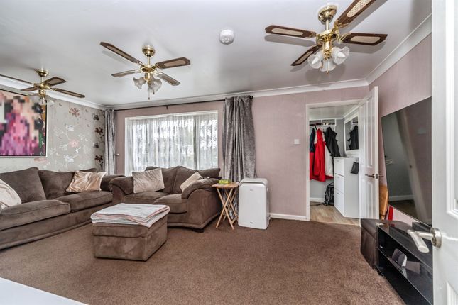 1, Greenview Close, BEDFORD photo 3