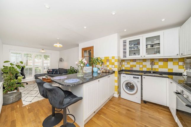 2 Sherwood Court, Highwood Close, London photo 4