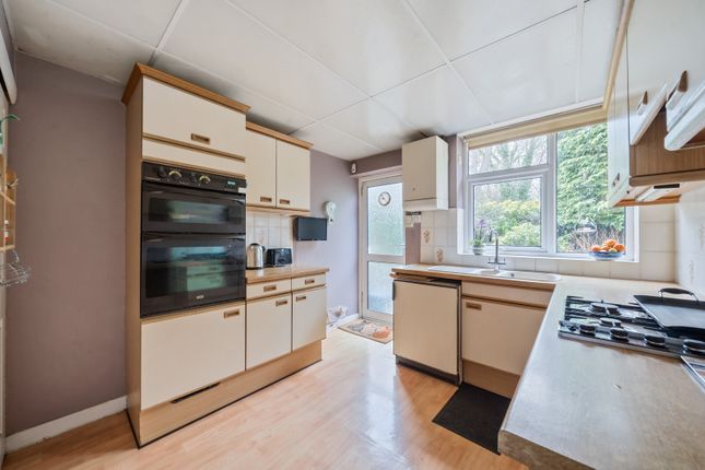 8, Dunboe Place, Shepperton photo 2