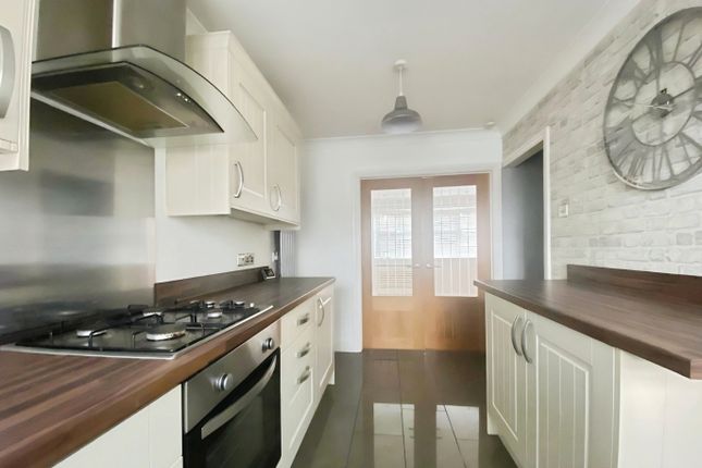 60 Russell Avenue, South Shields, Tyne and Wear photo 3