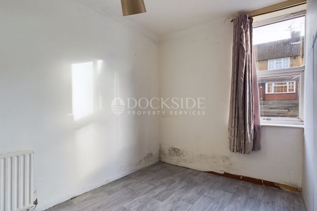 Flat for sale in Cooling Road, Strood, Rochester