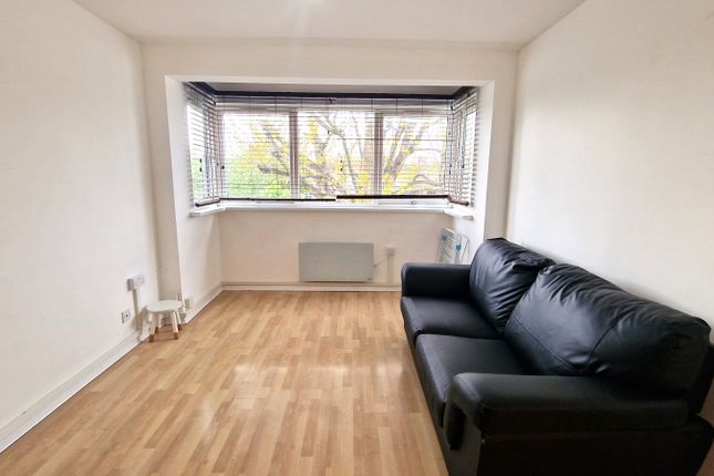 Flat to rent in Maidstone Road, London