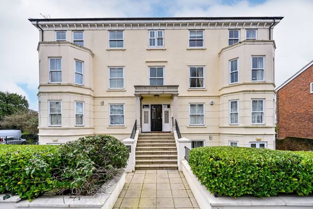 Flat for sale in Avenue Elmers, Surbiton