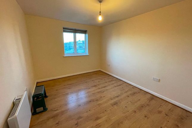 Flat 3, 126 Felixstowe Road, London photo 3