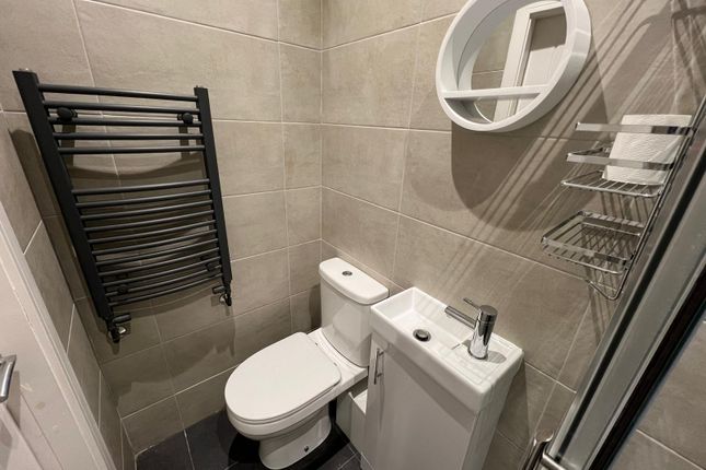 Room 2, 104 Park Grove, Hull photo 3