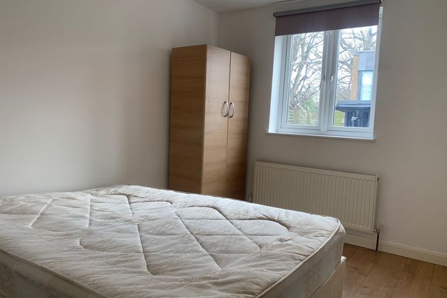 Flat to rent in Gipsy Road, London