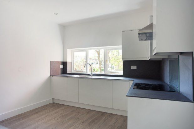 Studio to rent in South Parade, London