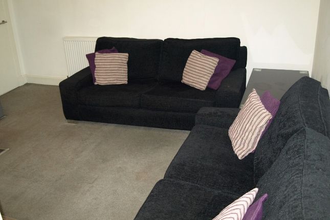 Flat B, 8, Arbroath Road, Stobswell photo 4