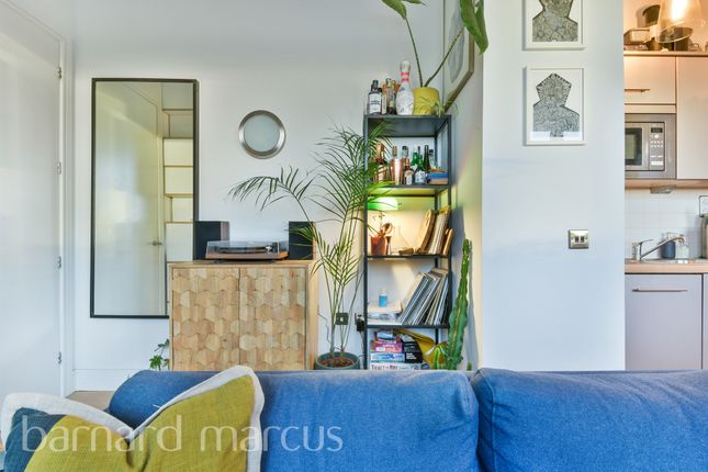 Flat for sale in Peckham Grove, London