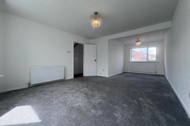 31, Kinloss Square, Cramlington photo 2