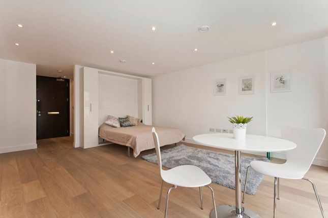 Flat to rent in Old Castle Street, London