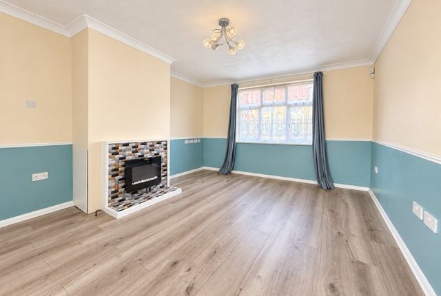 45, Basildon photo 3