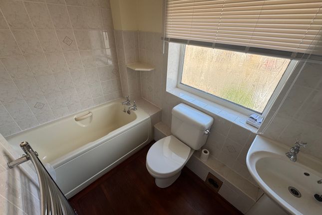 69, Gillingham photo 5