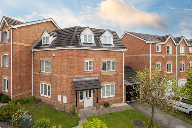Thumbnail Town house for sale in Redbarn Close, Leeds
