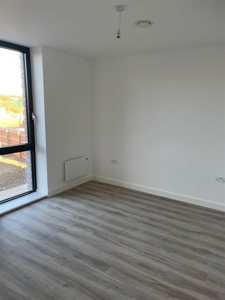 Flat to rent in Chevette Court, Luton