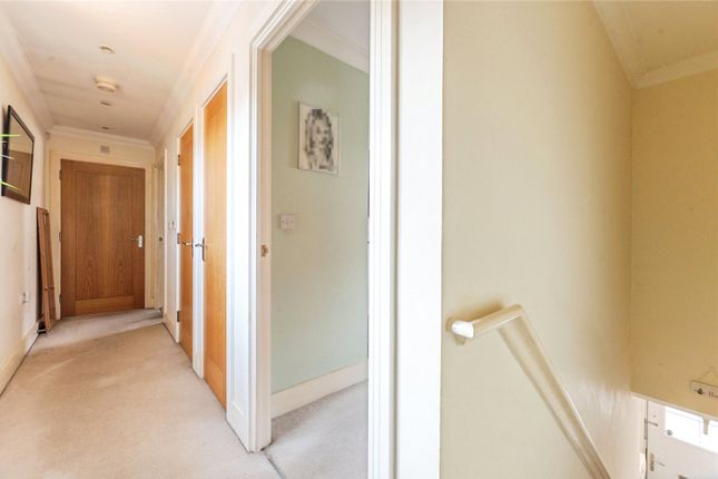 11, Hengest Avenue, Surrey photo 2