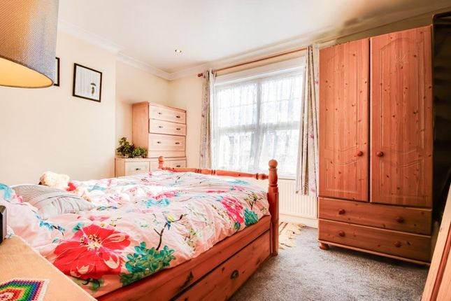 End terrace house for sale in Glover Road, Ashford