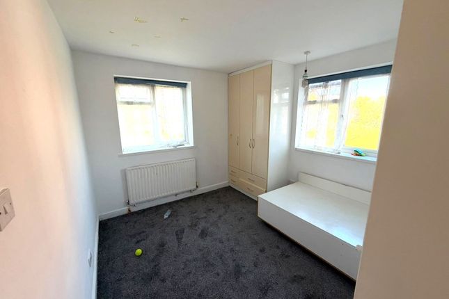 91, Cranleigh Gardens, Southall photo 3