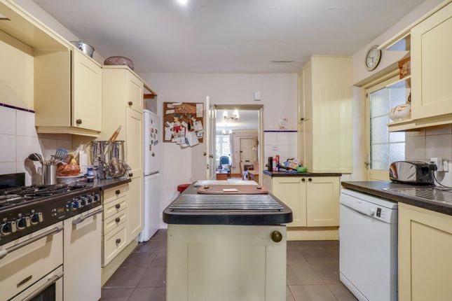 8 Pemberton Road, East Molesey photo 3
