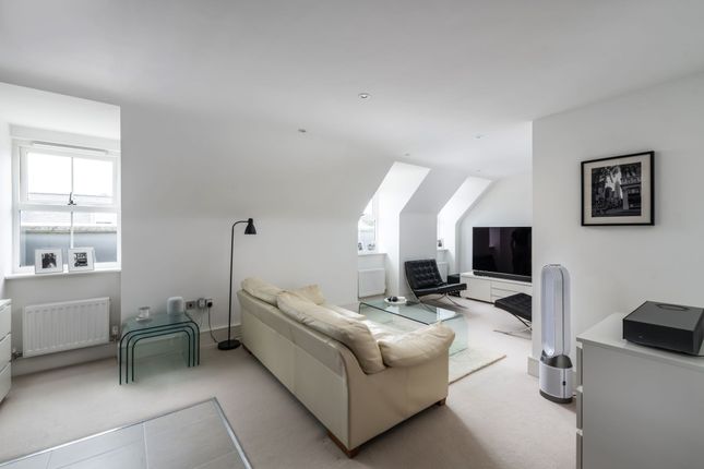 6 Currington House, Reigate photo 4