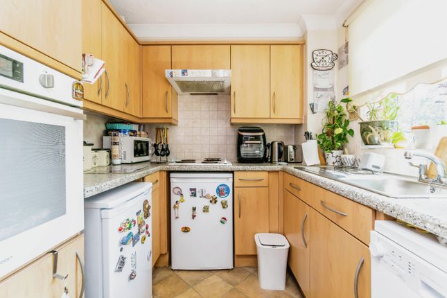 Flat 15, Reynard Court, 10, Foxley Lane, Purley photo 3